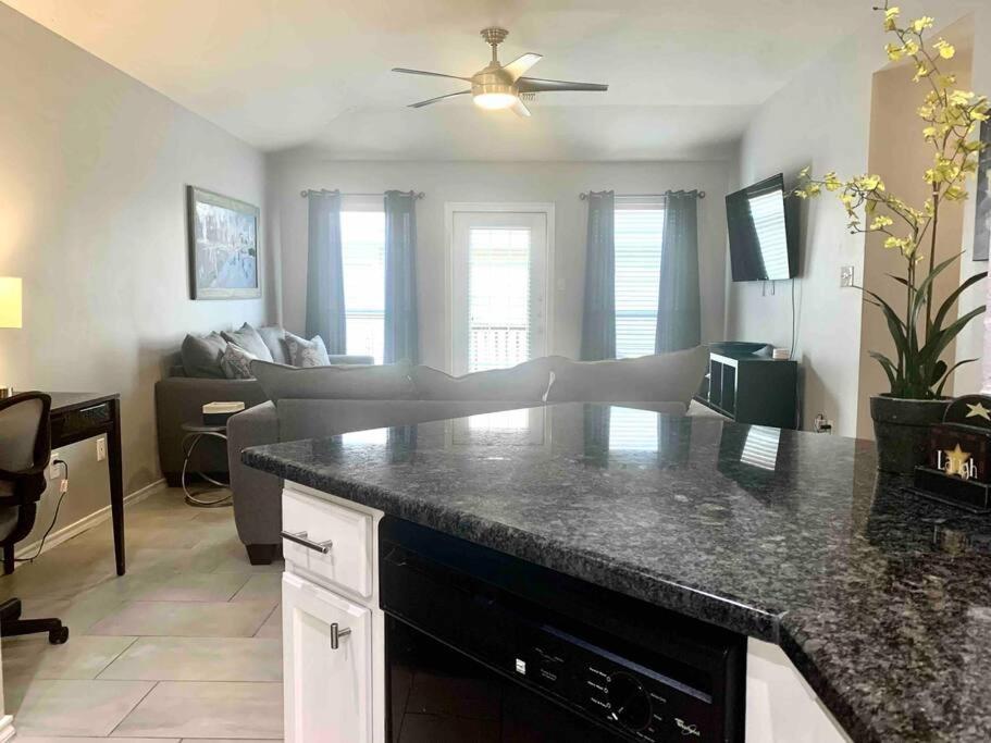 Modern Updates - Great Location - King Bed- Bmt San Antonio Bagian luar foto