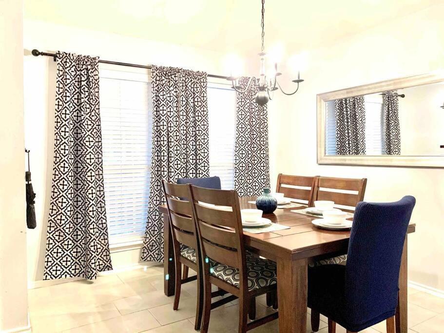 Modern Updates - Great Location - King Bed- Bmt San Antonio Bagian luar foto